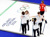 スイスに勝利し、抱き合って喜ぶ吉村（左から２人目）ら日本チーム＝コルティナダンペッツォ（共同）