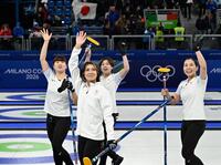 スイスに勝利し、スタンドに手を振る（左から）小谷、吉村、小野寺、近江谷＝コルティナダンペッツォ（共同）