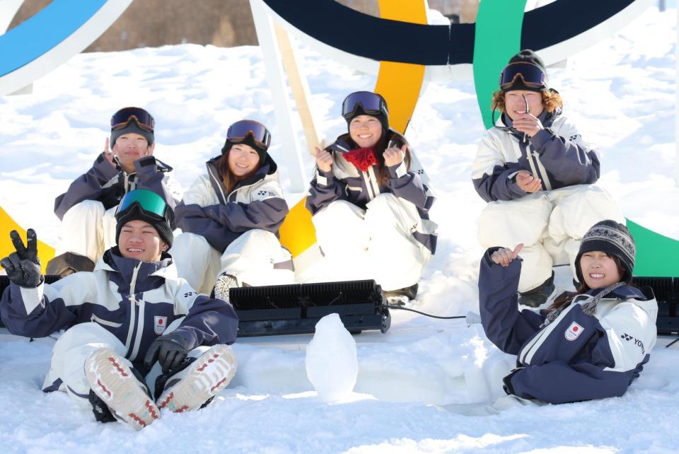 （前列左から）木俣椋真、村瀬心椛、（後列同）鈴木萌々、岩渕麗楽、深田茉莉、長谷川帝勝らスノボードスロープスタイル日本チーム（撮影・吉澤敬太）
