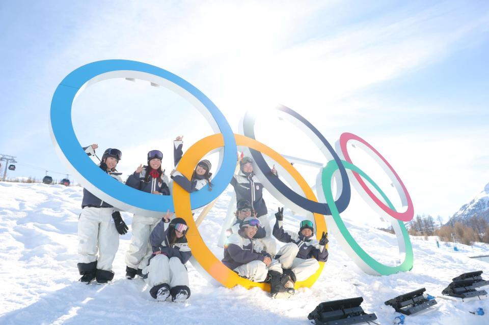 （前列左から）岩渕麗楽、荻原大翔、長谷川帝勝、木俣椋真、（後列同）鈴木萌々、深田茉莉、村瀬心椛、木村葵来のスノボードスロープスタイル日本チーム（撮影・吉澤敬太）