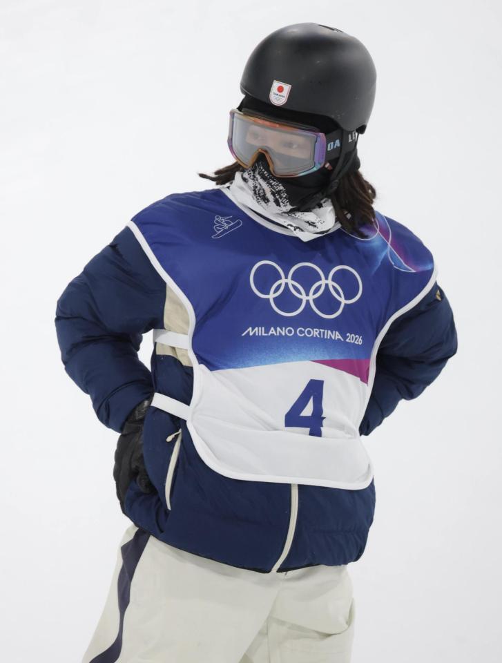 腰をおさえる平野歩夢（撮影・吉澤敬太）