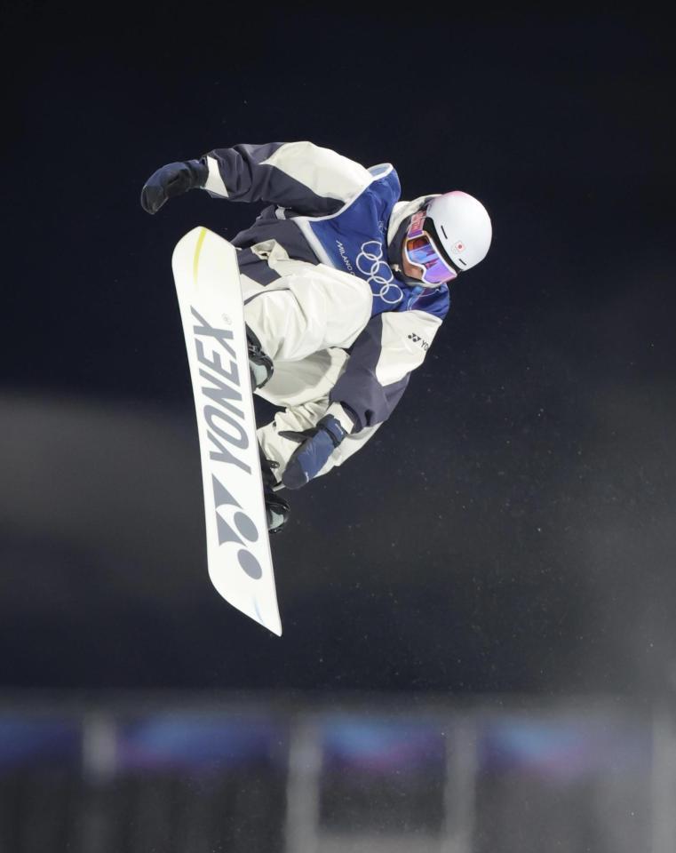 高々と舞う平野流佳＝リビーニョ・スノーパーク（撮影・吉澤敬太）