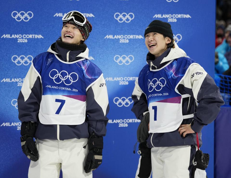 　男子ハーフパイプ決勝３回目を終え、笑顔の山田琉聖（左）と戸塚優斗＝リビーニョ（共同）