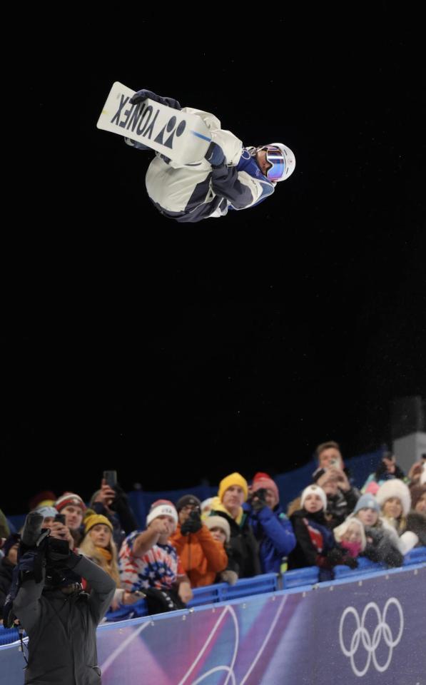 エアトリックを決める平野流佳（撮影・吉澤敬太）