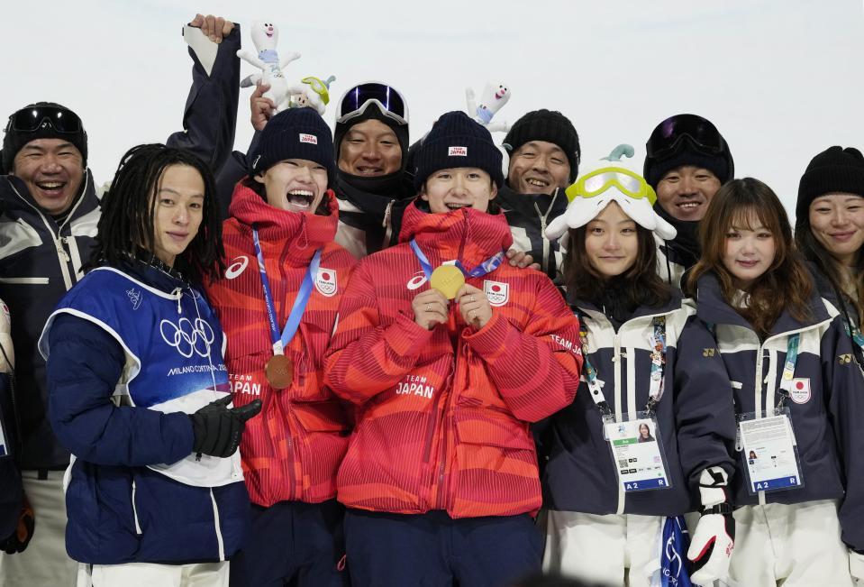 　男子ハーフパイプで金メダルを獲得し、笑顔で集合写真に納まる戸塚優斗（中央）と銅メダルの山田琉聖（同左）＝リビーニョ（共同）
