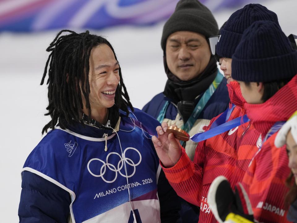 　男子ハーフパイプで銅メダルを獲得した山田琉聖（右から２人目）らを笑顔で祝福する平野歩夢（左）＝リビーニョ（共同）