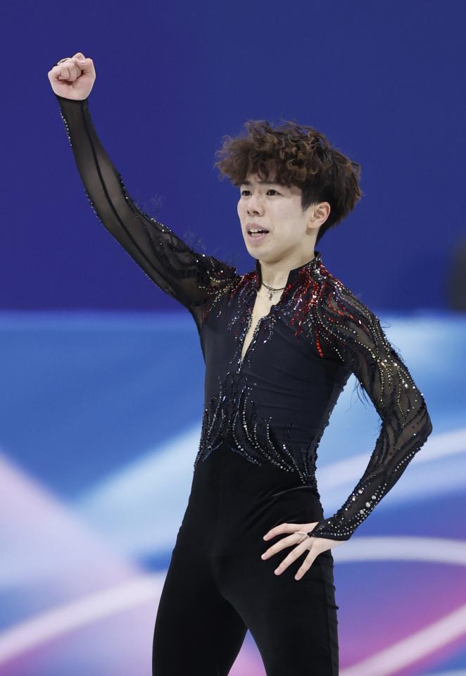 　男子フリーの演技を終え、ガッツポーズする佐藤駿＝ミラノ（共同）