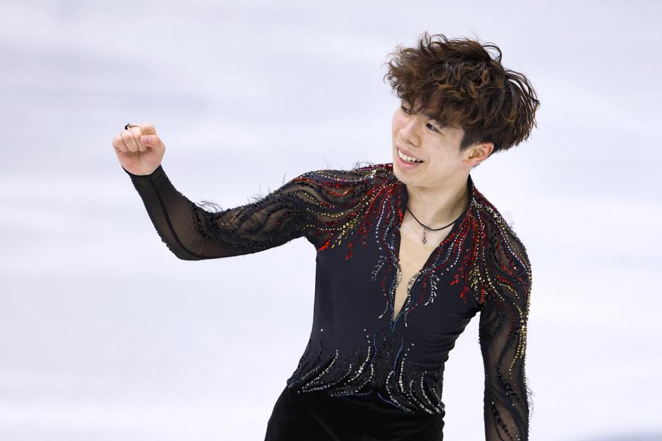 　男子フリーの演技を終え、ガッツポーズする佐藤駿＝ミラノ（共同）