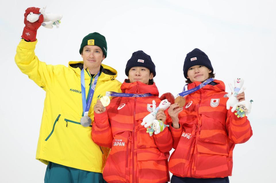 （左から銀メダルのスコット・ジェームズ、金メダルの戸塚優斗、銅メダルの山田琉聖