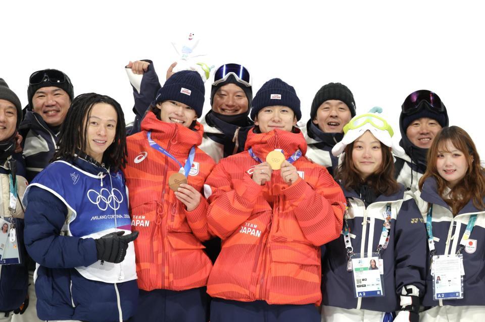 平野歩夢（左）らから祝福される金メダルの戸塚優斗（中央）と銅メダルの山田琉聖（同左）＝撮影・吉澤敬太