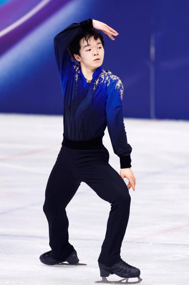 演技する鍵山優真＝ミラノ（共同）