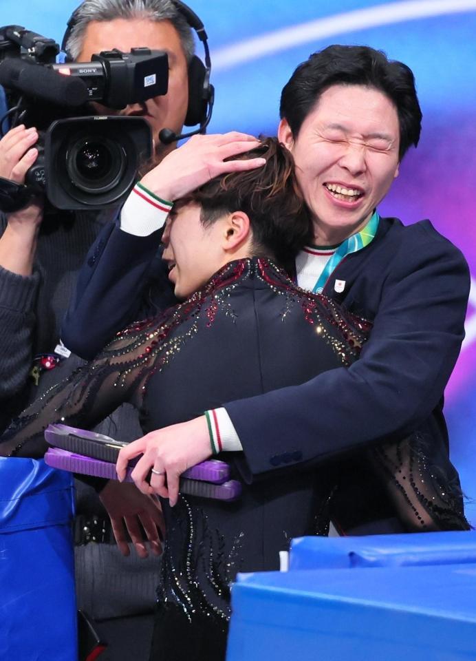 演技を終え日下匡力コーチ（右）に迎えられる佐藤駿