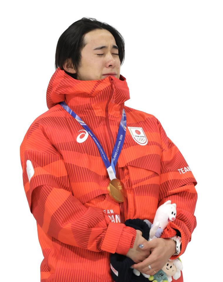 国歌を聴きながら感極まる戸塚優斗＝リビーニョ・スノーパーク（撮影・吉澤敬太）