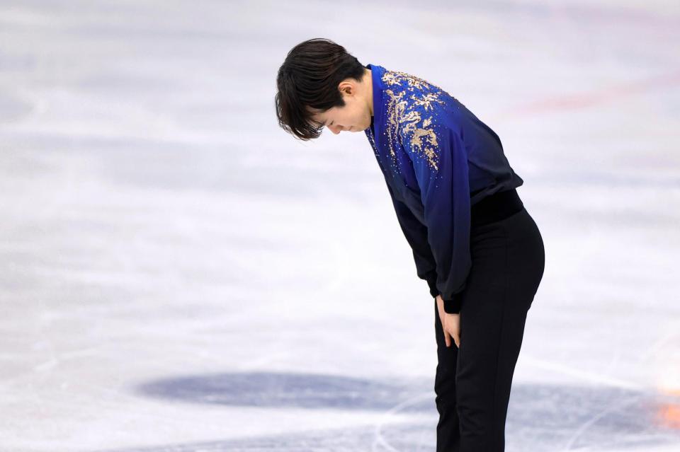 男子フリーの演技を終え、頭を下げる鍵山優真（共同）