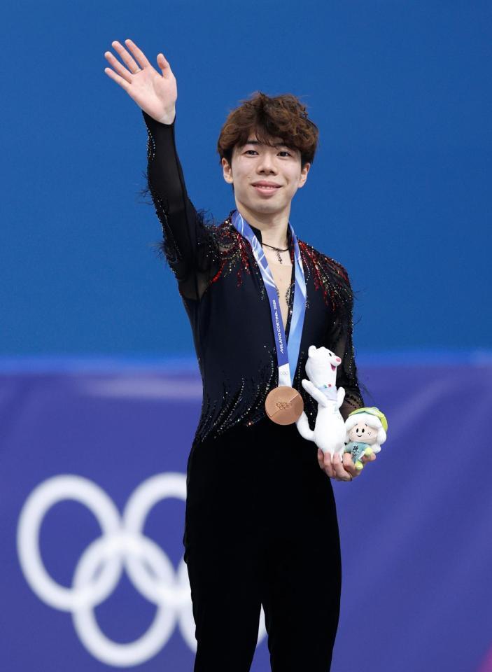 男子で銅メダルを獲得した佐藤駿＝ミラノ（共同）