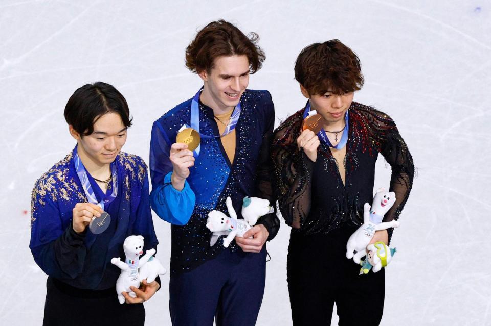 男子で銀メダルを獲得した鍵山優真（左）と銅メダルの佐藤駿。中央は金メダルのミハイル・シャイドロフ＝ミラノ（共同）