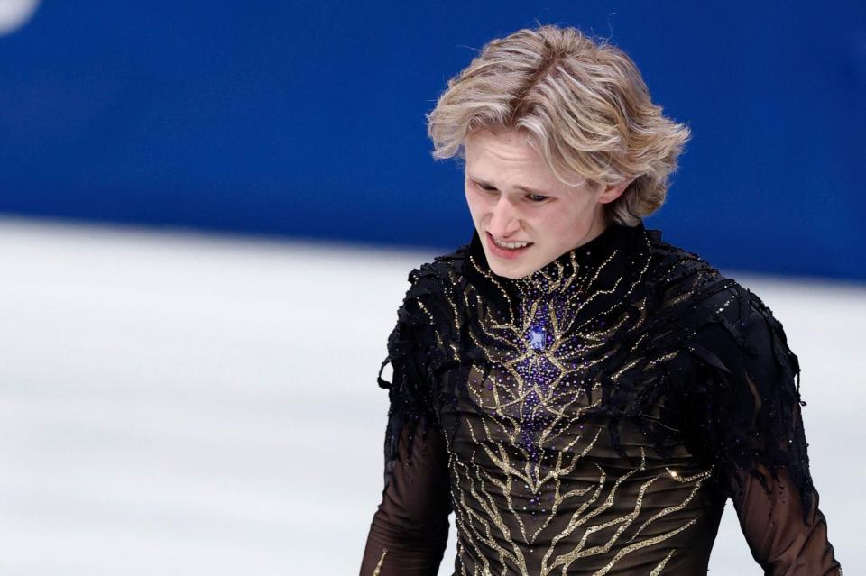 男子フリーの演技を終え、首を振るイリア・マリニン＝ミラノ（共同）