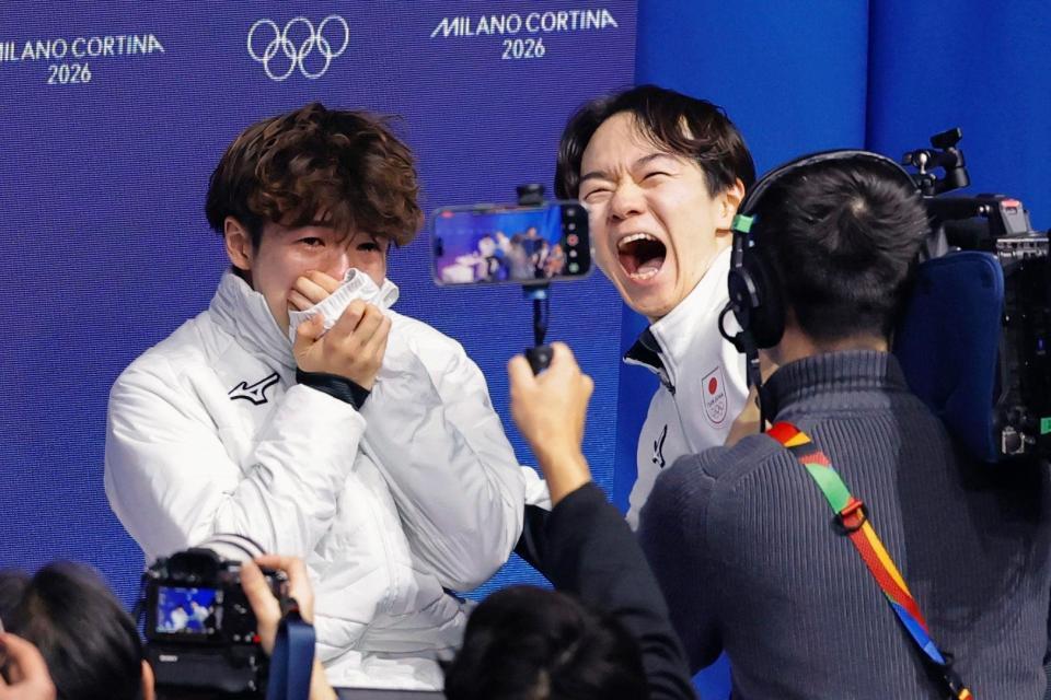 男子で銀メダルを獲得しおどける鍵山優真（右）と、銅メダルで涙ぐむ佐藤駿＝ミラノ（共同）