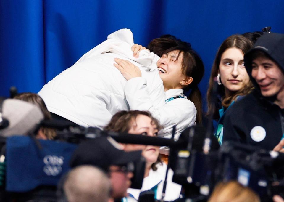 男子で銅メダルを獲得した佐藤駿（左）を涙を流しながら祝福する坂本花織（提供・共同通信社）