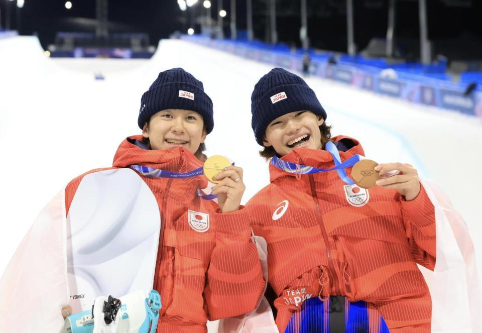 金メダルを手に喜ぶ戸塚優斗（左）と銅メダルを手にする山田琉聖＝リビーニョ・スノーパーク（撮影・吉澤敬太）