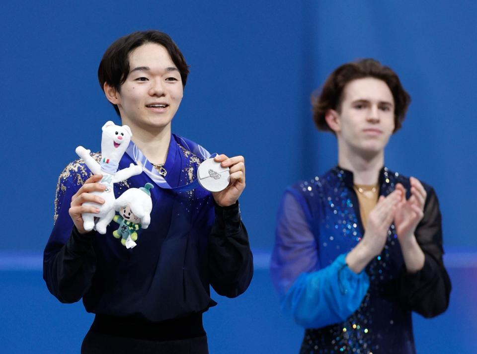 男子で銀メダルを獲得した鍵山優真。右は金メダルのミハイル・シャイドロフ（共同）