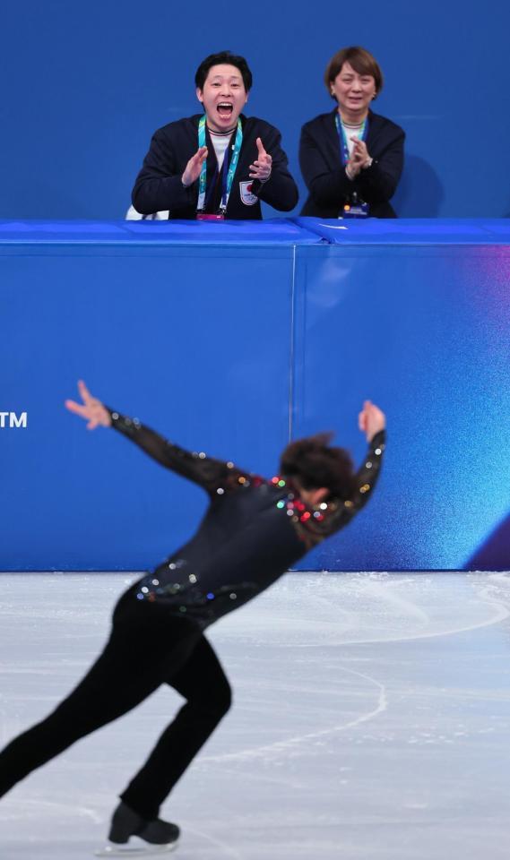 佐藤駿（手前）の演技に声を上げる日下匡力コーチ（左）