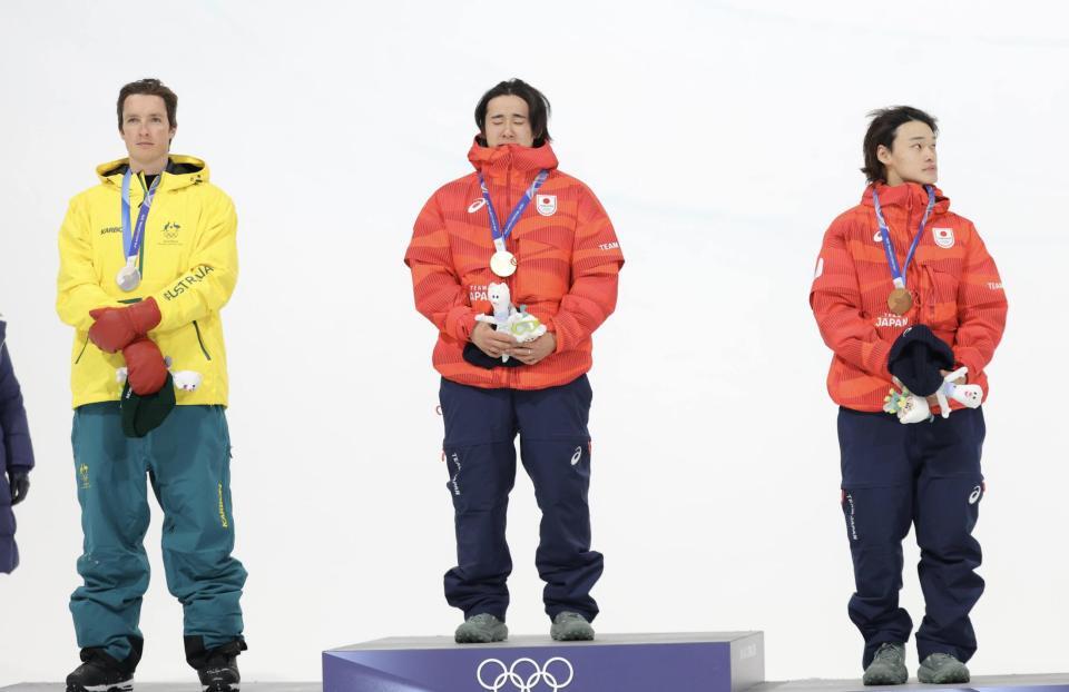 脱帽して国歌を聴く戸塚優斗（中央）と山田琉聖（右）＝撮影・吉澤敬太