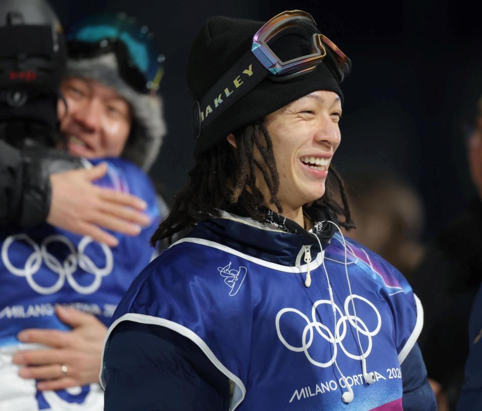 ３本目を滑り終え、笑顔を見せる平野歩夢＝リビーニョ・スノーパーク（撮影・吉澤敬太）