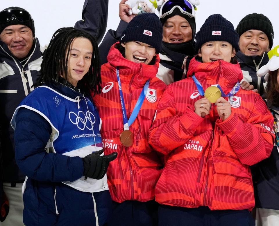 男子ハーフパイプの競技終了後、集合写真に納まる（左から）７位の平野歩夢、銅メダルの山田琉聖、金メダルの戸塚優斗＝リビーニョ（共同）
