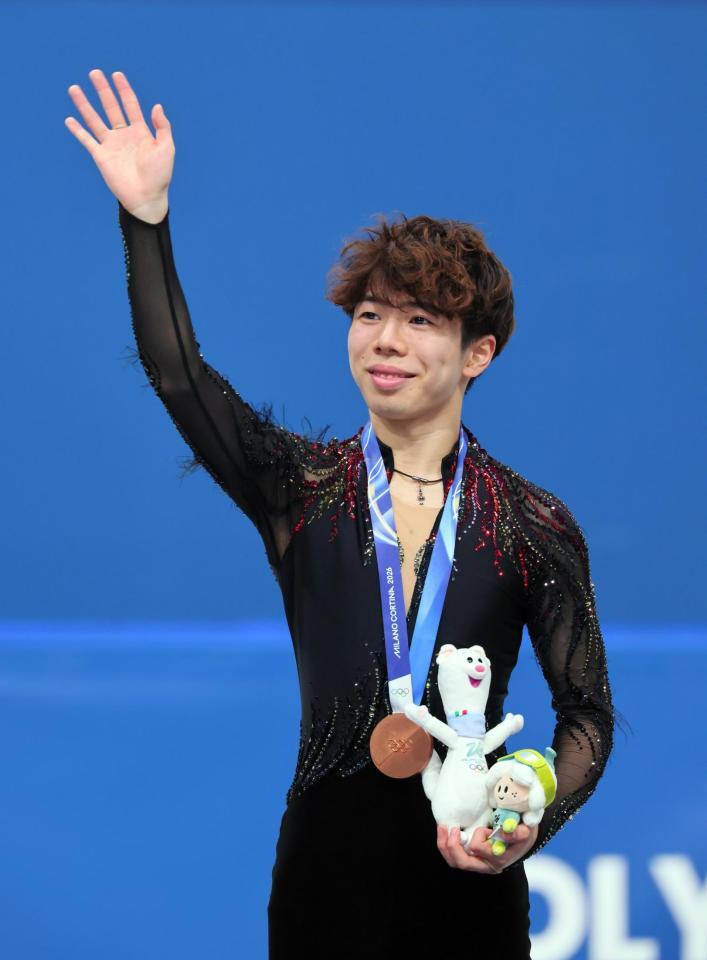 銅メダルを獲得し、表彰台で笑顔の佐藤駿