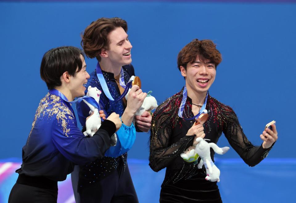 表彰台で笑顔を見せる（左から）銀メダルの鍵山優真、金メダルのミハイル・シャイドロフ、銅メダルの佐藤駿