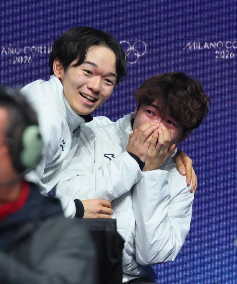 メダルが確定し、喜ぶ鍵山優真（左）と佐藤駿