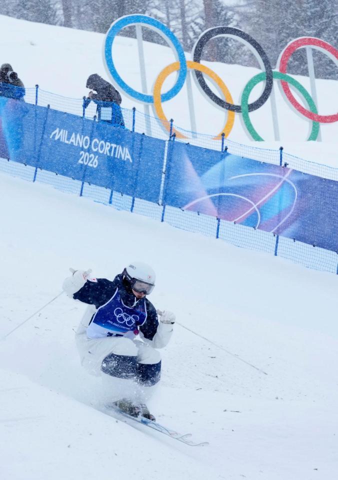 女子デュアルモーグル１回戦　コブを攻める藤木日菜