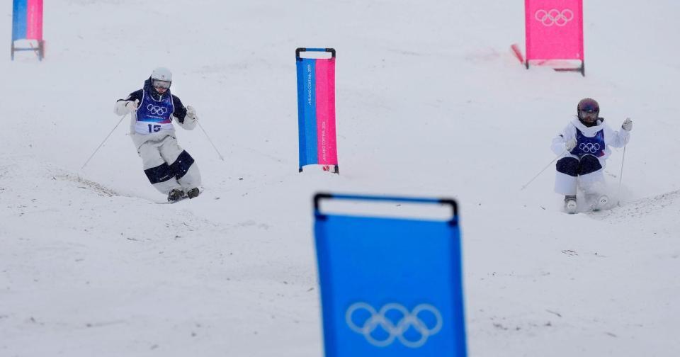 コブを攻める藤木日菜（左）