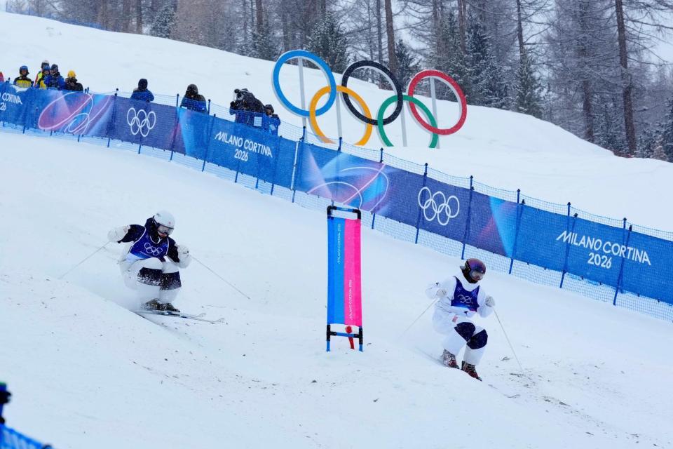 コブを攻める藤木日菜（左）