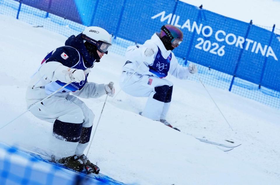 女子デュアルモーグル２回戦　コブを攻める藤木日菜（手前）