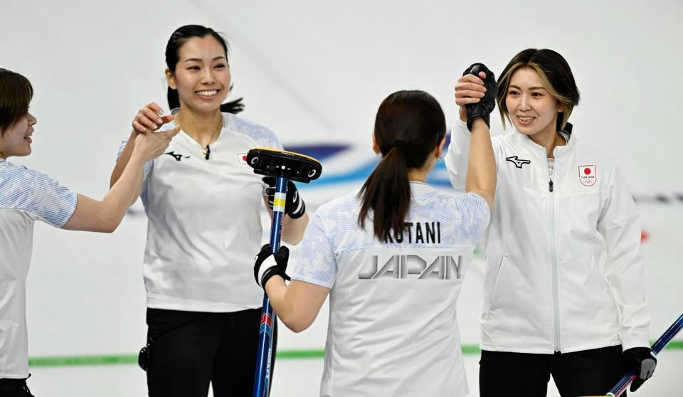 第７エンド、２点を奪い喜ぶ吉村（右端）ら