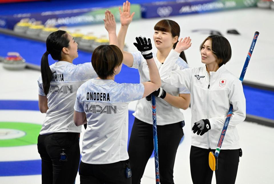 第４エンド、同点に追い付きタッチを交わす（右から）吉村、小谷ら