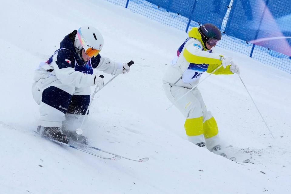 コブを攻める冨高日向子（左）