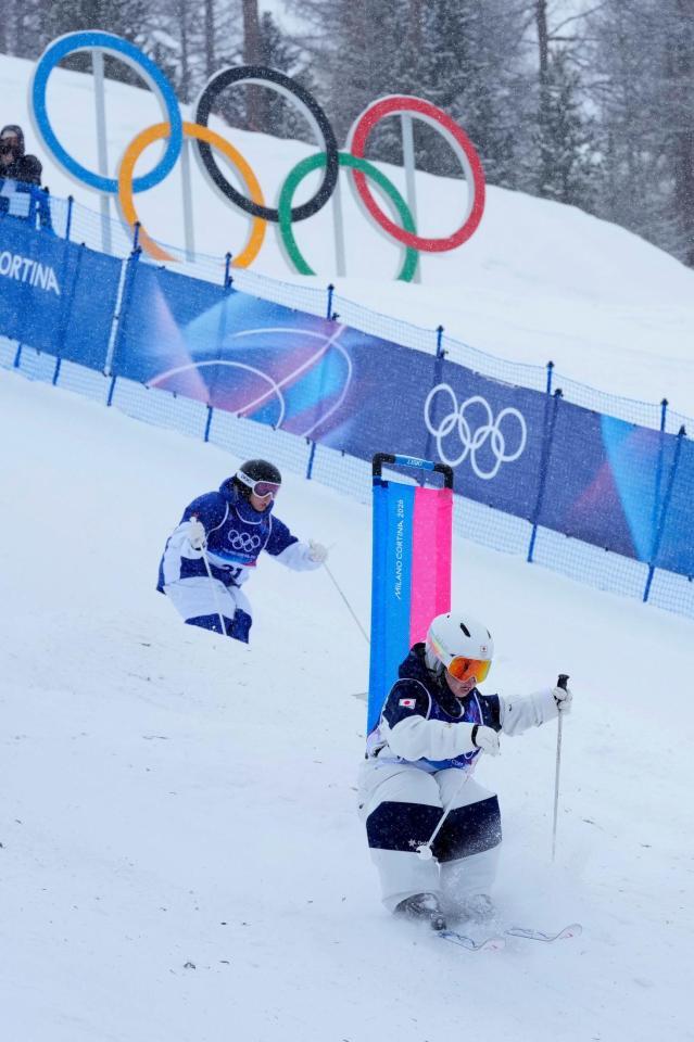 コブを攻める冨高日向子（手前）