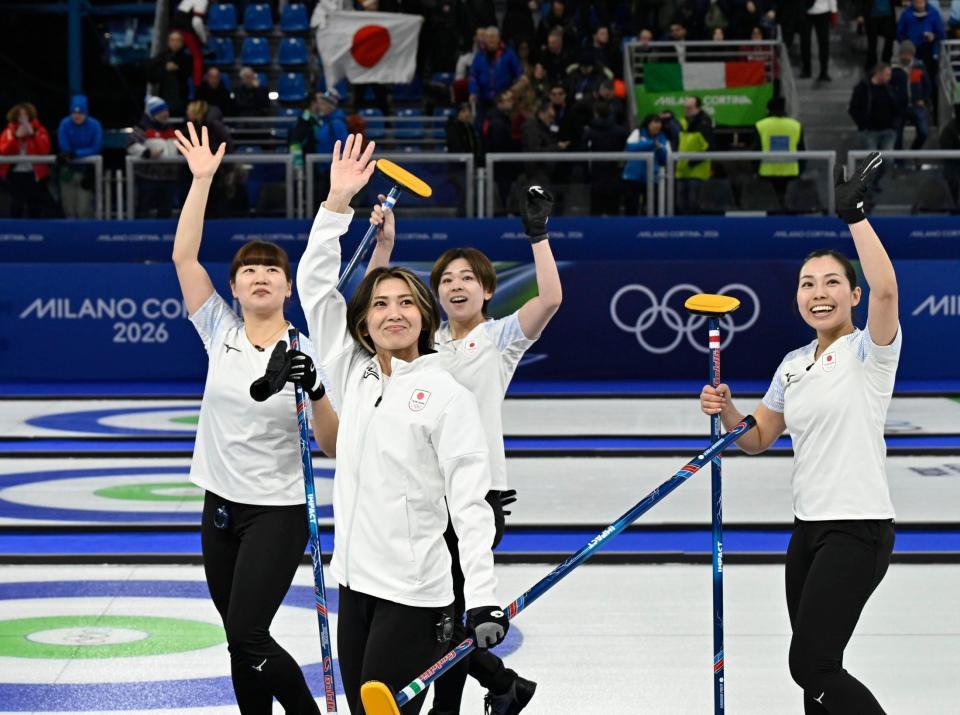 スイスに勝利し、スタンドに手を振る（左から）小谷、吉村、小野寺、近江谷＝コルティナダンペッツォ（共同）