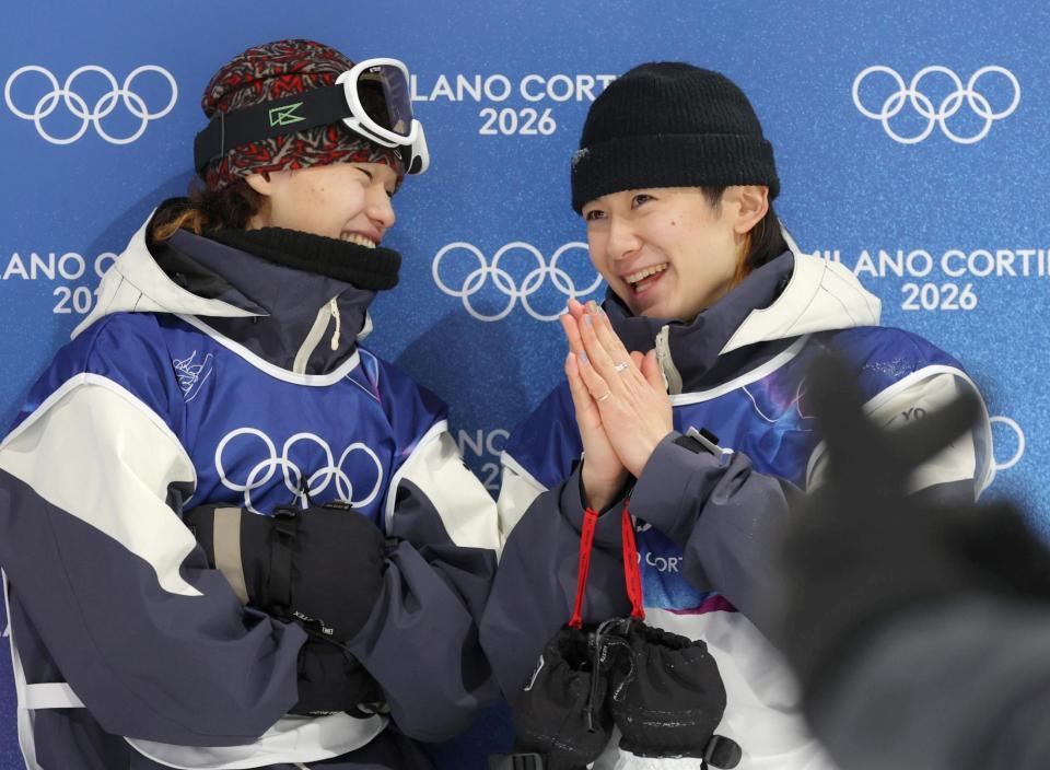 　山田琉聖（左）の横で手を合わせ得点を待つ戸塚優斗（撮影・吉澤敬太）