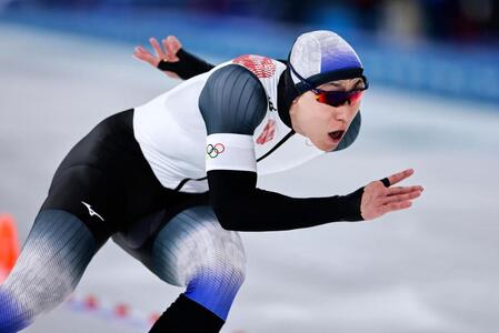 男子５００メートル　滑走する新濱立也（共同）