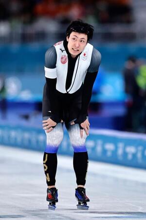 男子５００メートル　レースを終えた新濱立也＝ミラノ（共同）