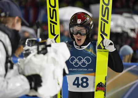 　男子個人ラージヒル　１回目の飛躍を終え、喜ぶ二階堂蓮＝プレダッツォ（共同）