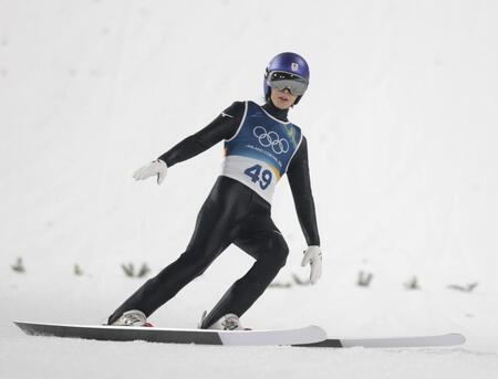 飛躍し着地した小林陵侑（撮影・吉澤敬太）