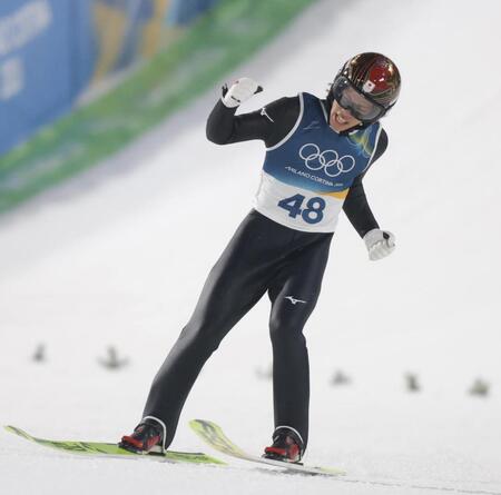 大ジャンプを決め、ほえる二階堂蓮＝プレダッツォ・ジャンプ競技場（撮影・吉澤敬太）