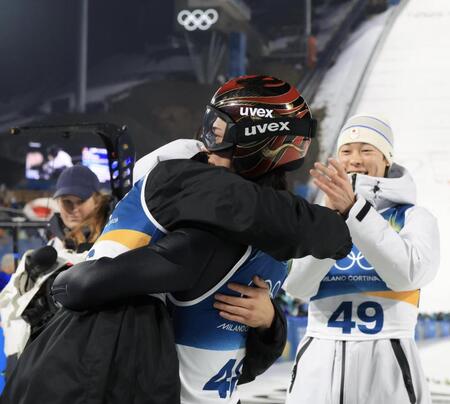 メダルを決めるジャンプを決め、中村直幹（左）、小林陵侑（右）と抱き合う二階堂蓮（撮影・吉澤敬太）