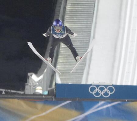 飛躍する小林陵侑（撮影・吉澤敬太）