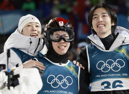 　男子個人ラージヒルの２回目の飛躍を終え、小林陵侑（左）、中村直幹（右）と得点を確認して笑顔を見せる二階堂蓮。銀メダルを獲得した＝プレダッツォ（共同）